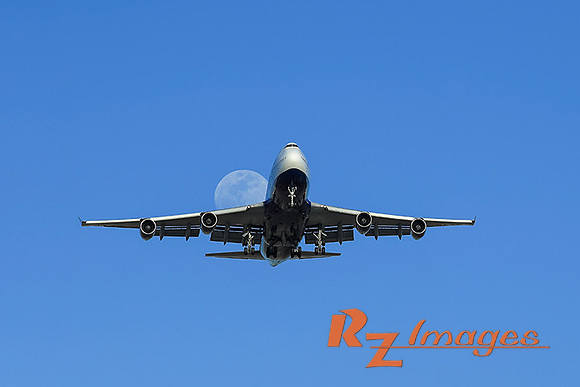 747 descending into Sky Harbor Airport
