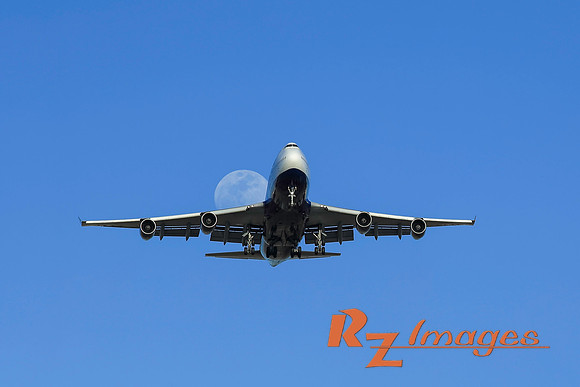 747 descending into Sky Harbor Airport