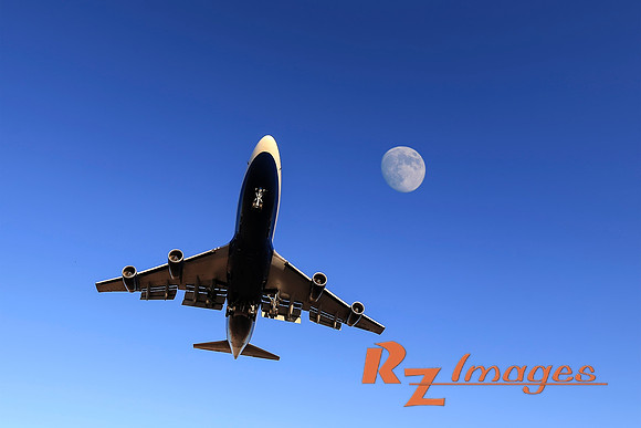 747 descending into Sky Harbor Airport at Moonrise.