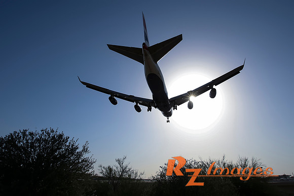Boeing 747 descending into Sky Harbor Airport.